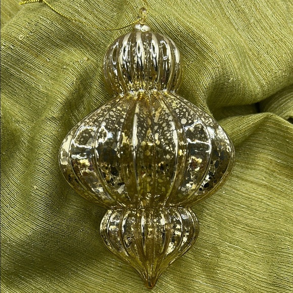 Elegant Gold Glass Ornament - Picture 3 of 12